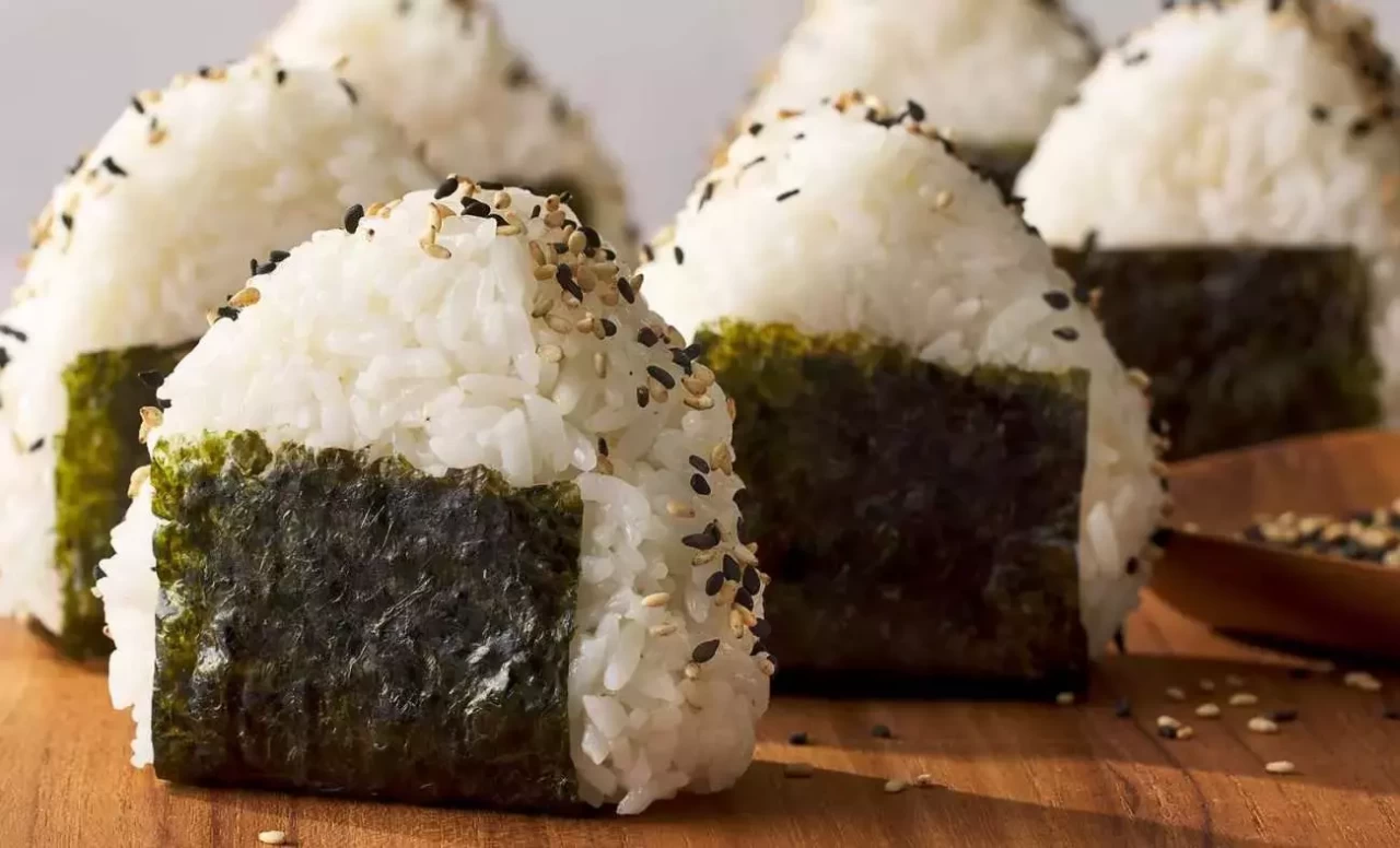Japon Lezzeti: Geleneksel Pirinç Topu Onigiri Tarifi