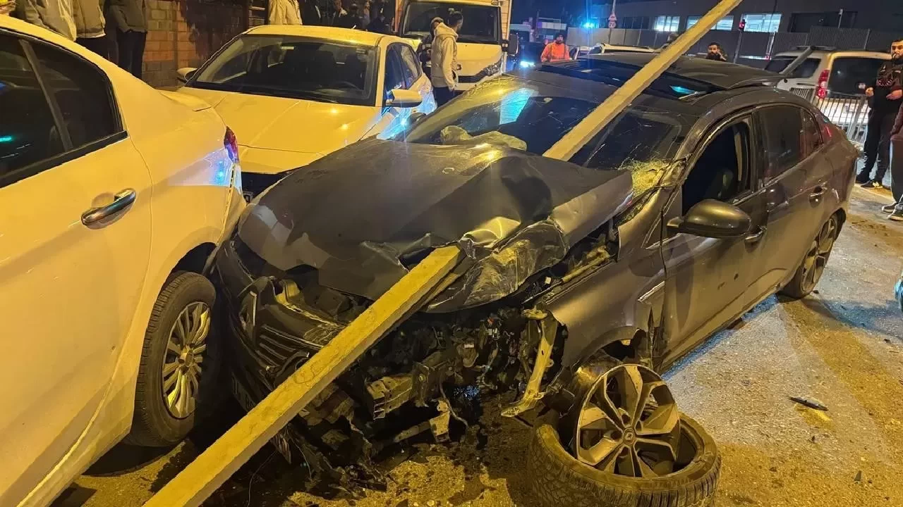 Ümraniye'de yön levhasına çarpan otomobilin sürücüsü yaralandı