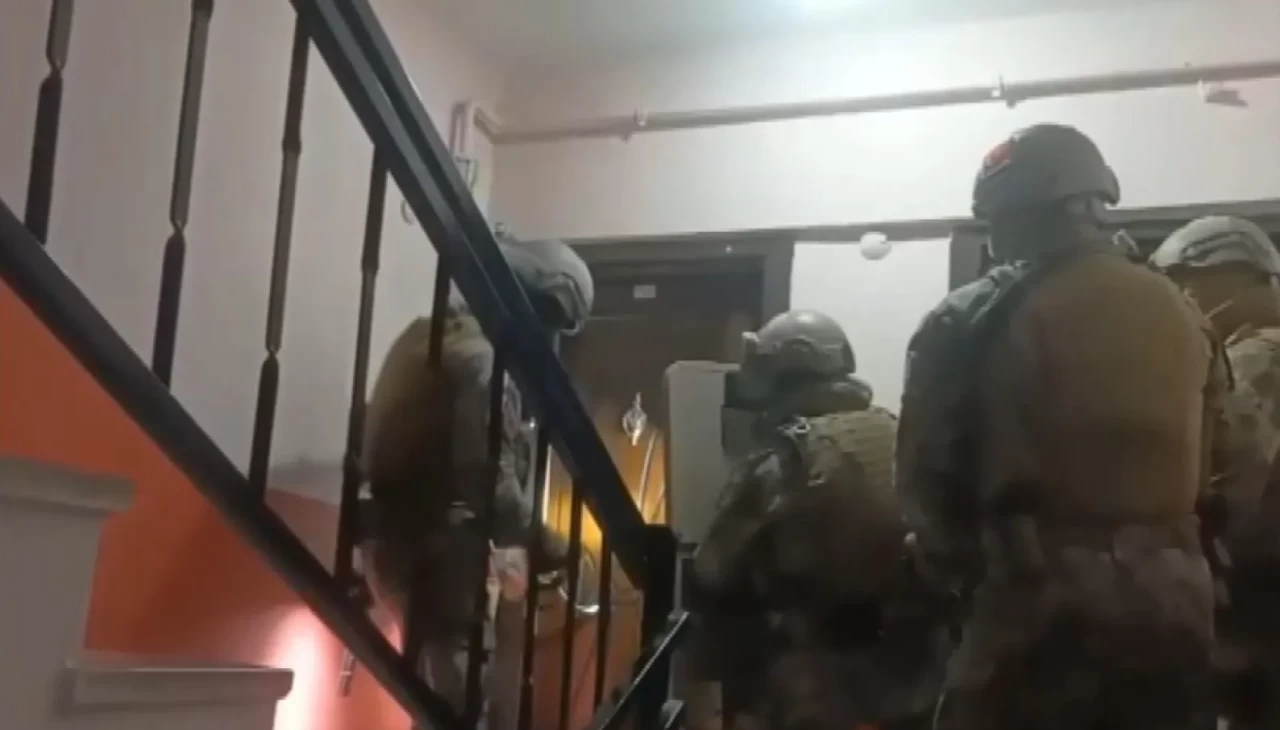 Sultanbeyli’de suç örgütü operasyonu: 13 tutuklama