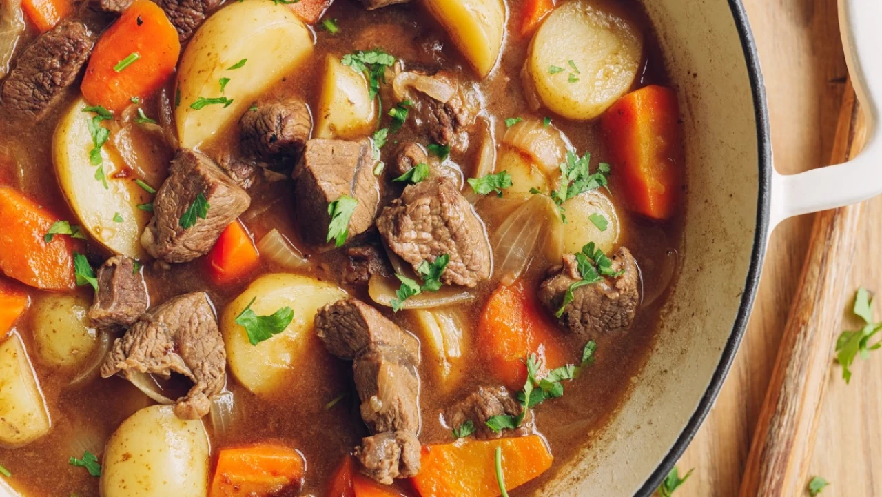 Pratik ve Lezzetli Etli Sebze Yemeği Lokum Gibi Sebzeli Güveç Tarifi