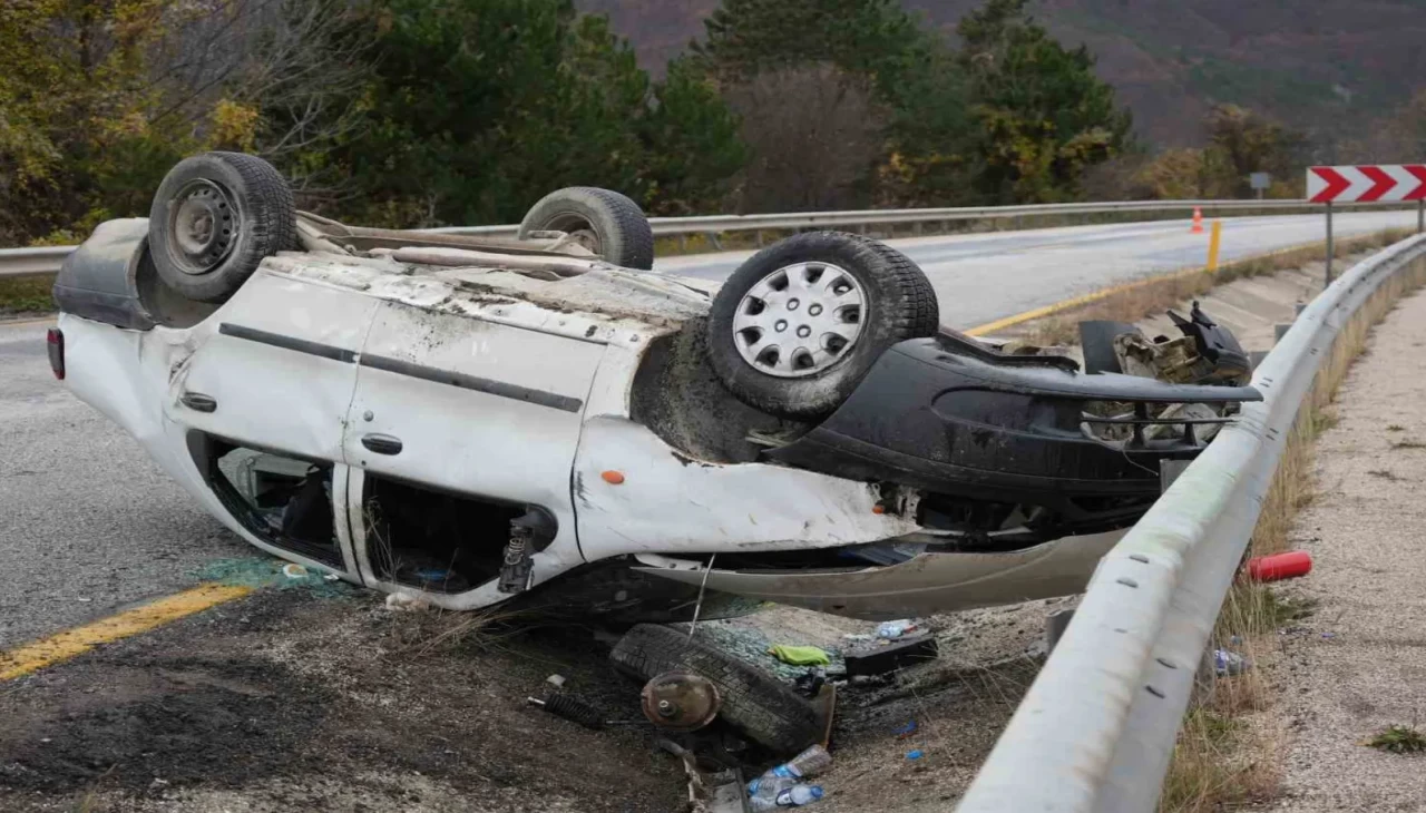 Kontrolden çıkan araç yandı: 2 Yaralı