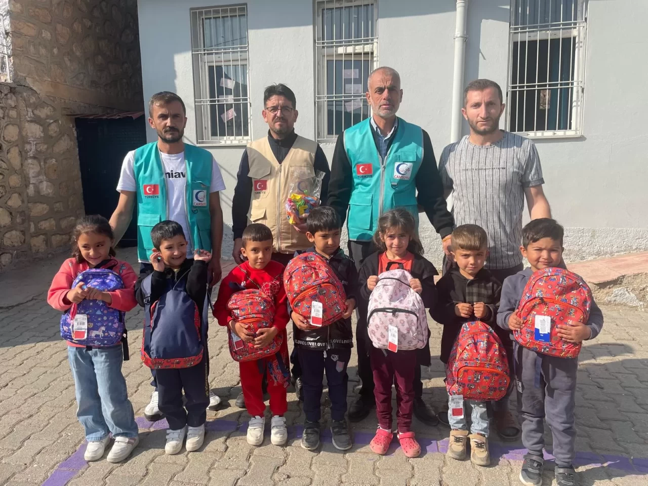 Cansuyu Derneği’nden Hasankeyf'e sıcak el: Öğrencilere kışlık ve kırtasiye desteği
