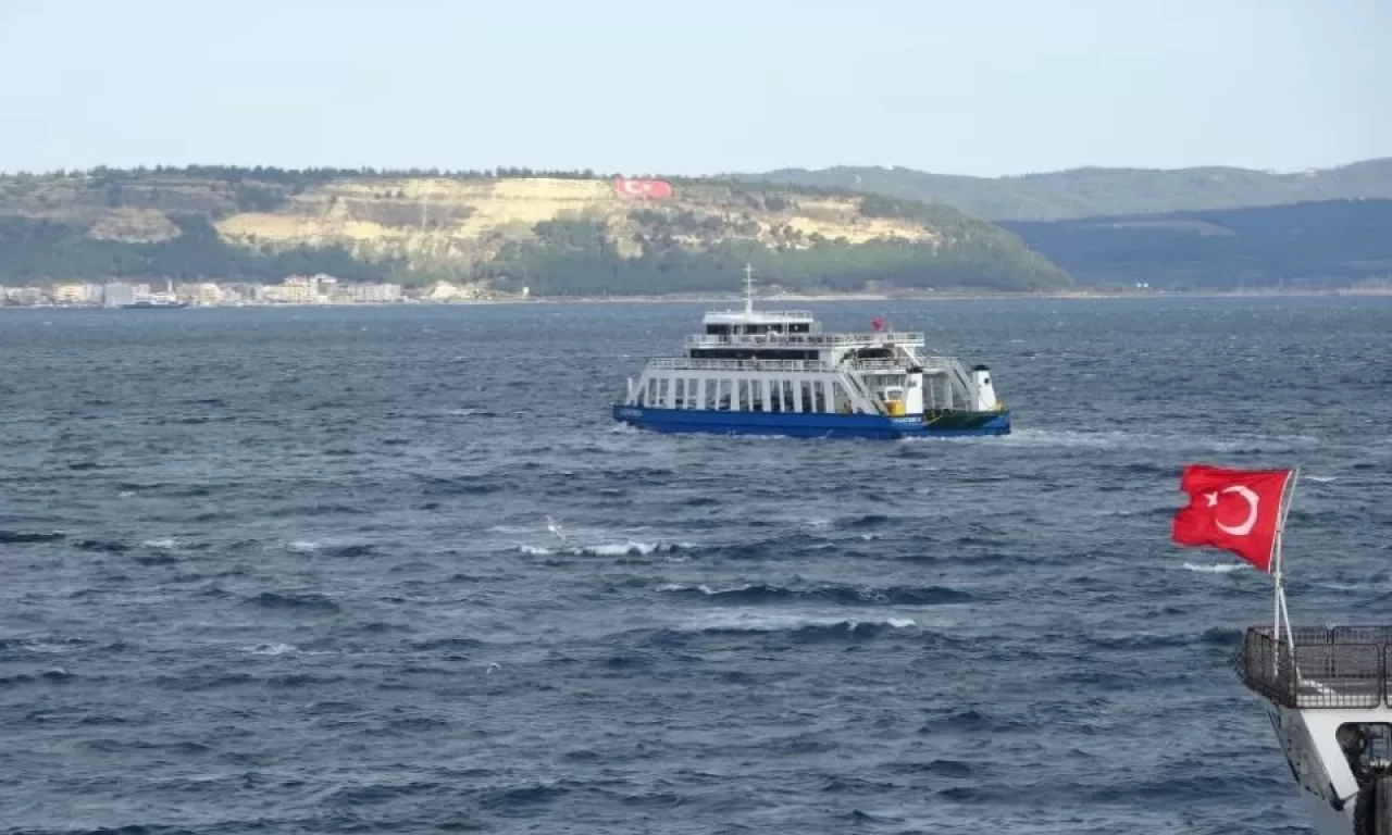 Çanakkale'de feribot seferlerine fırtına engeli