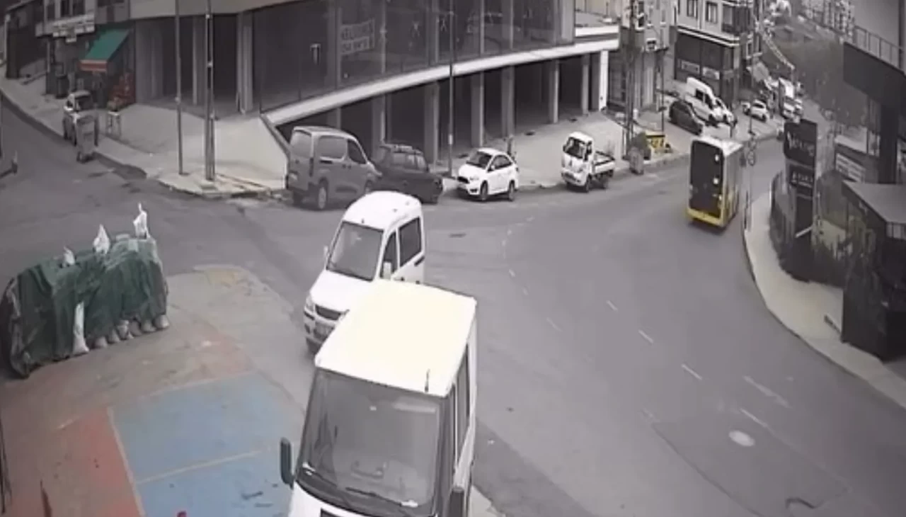 Beylikdüzü’nde fren boşaldı: Geriye kayan araç park halindeki otomobile çarptı