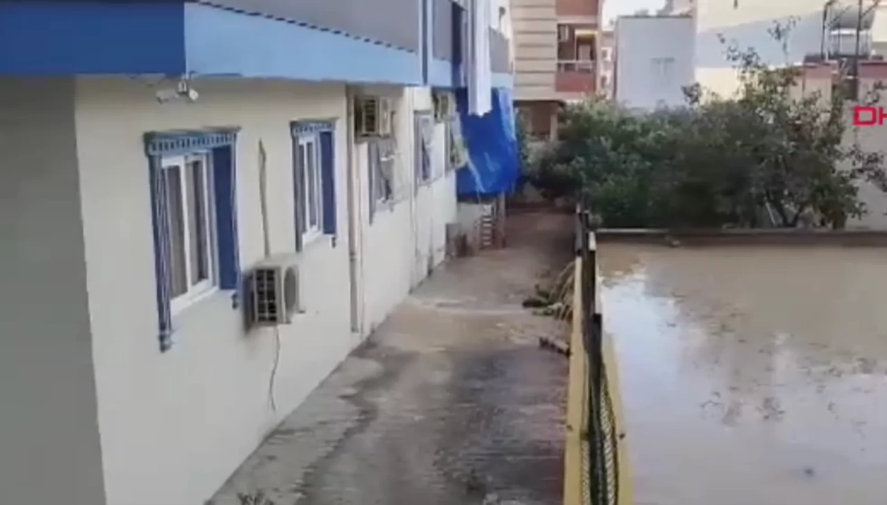 Mersin’de içme suyu borusu patladı: Site duvarı çöktü, araçlar zarar gördü