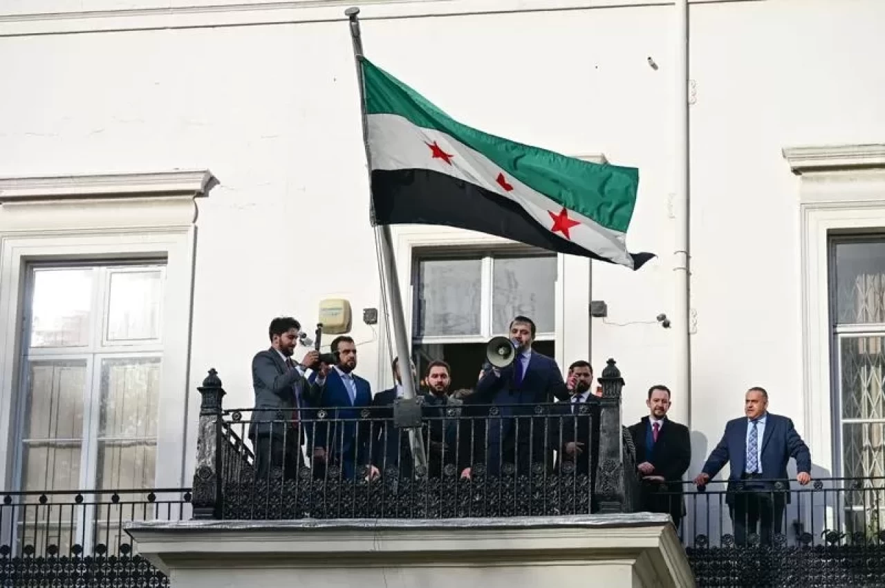 12 yıl sonra bir ilk: Suriye bayrağı, Londra'da göndere çekildi
