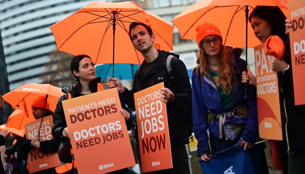 Londra’da asistan doktorlar beş günlük greve başladı