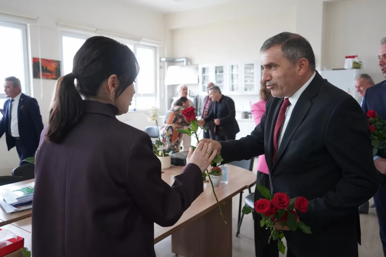 24 Kasım’da Öğretmenlere Gül ve Teşekkür: MHP Samsun’dan Anlamlı Ziyaret