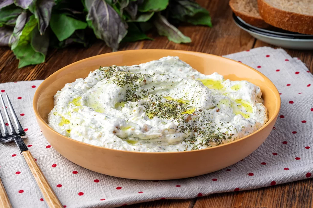 Cevizli ve Lezzet Dolu: Haydari Tarifi Pratik Meze Tarifleri