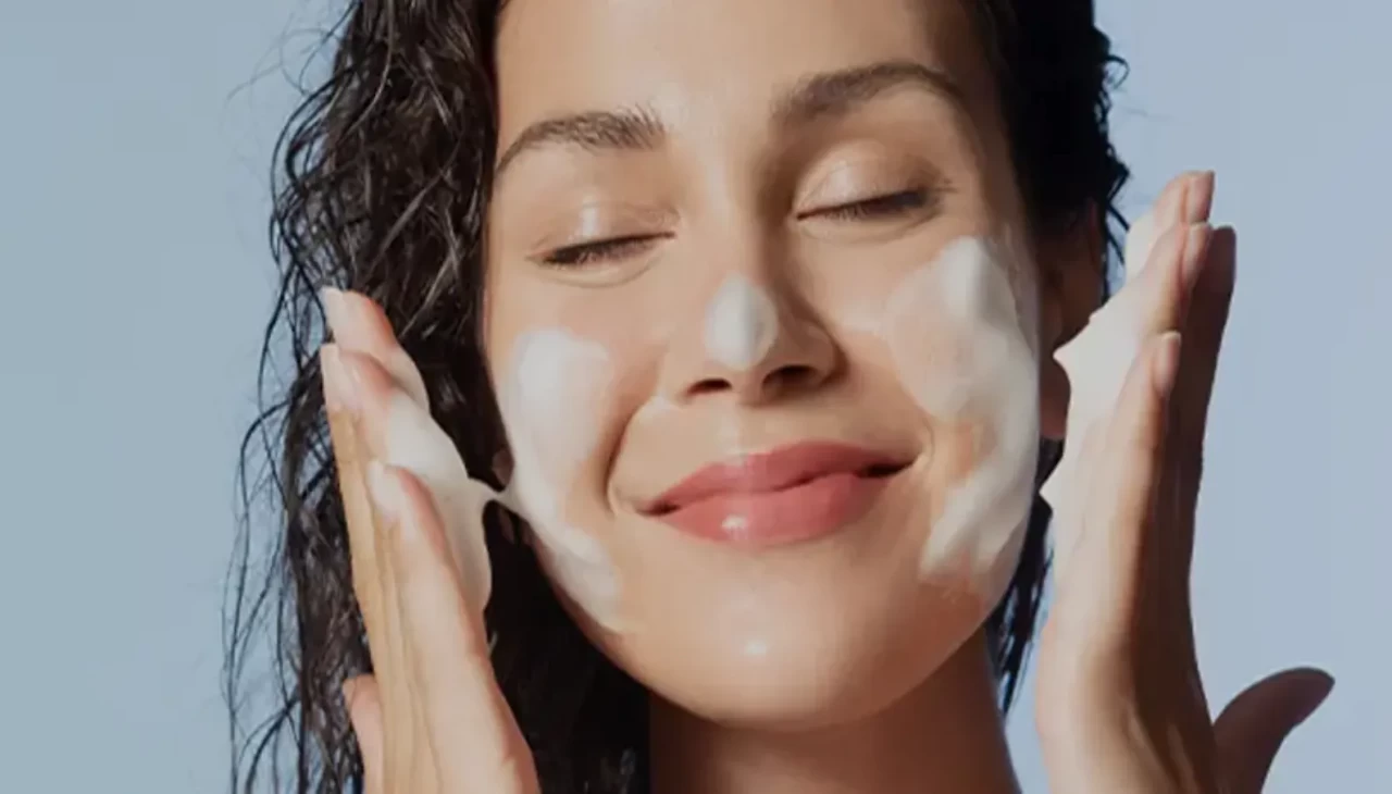 Evde 3 dakikada hazırlanıyor! Bu doğal temizleyiciler cildi ışıl ışıl yapıyor