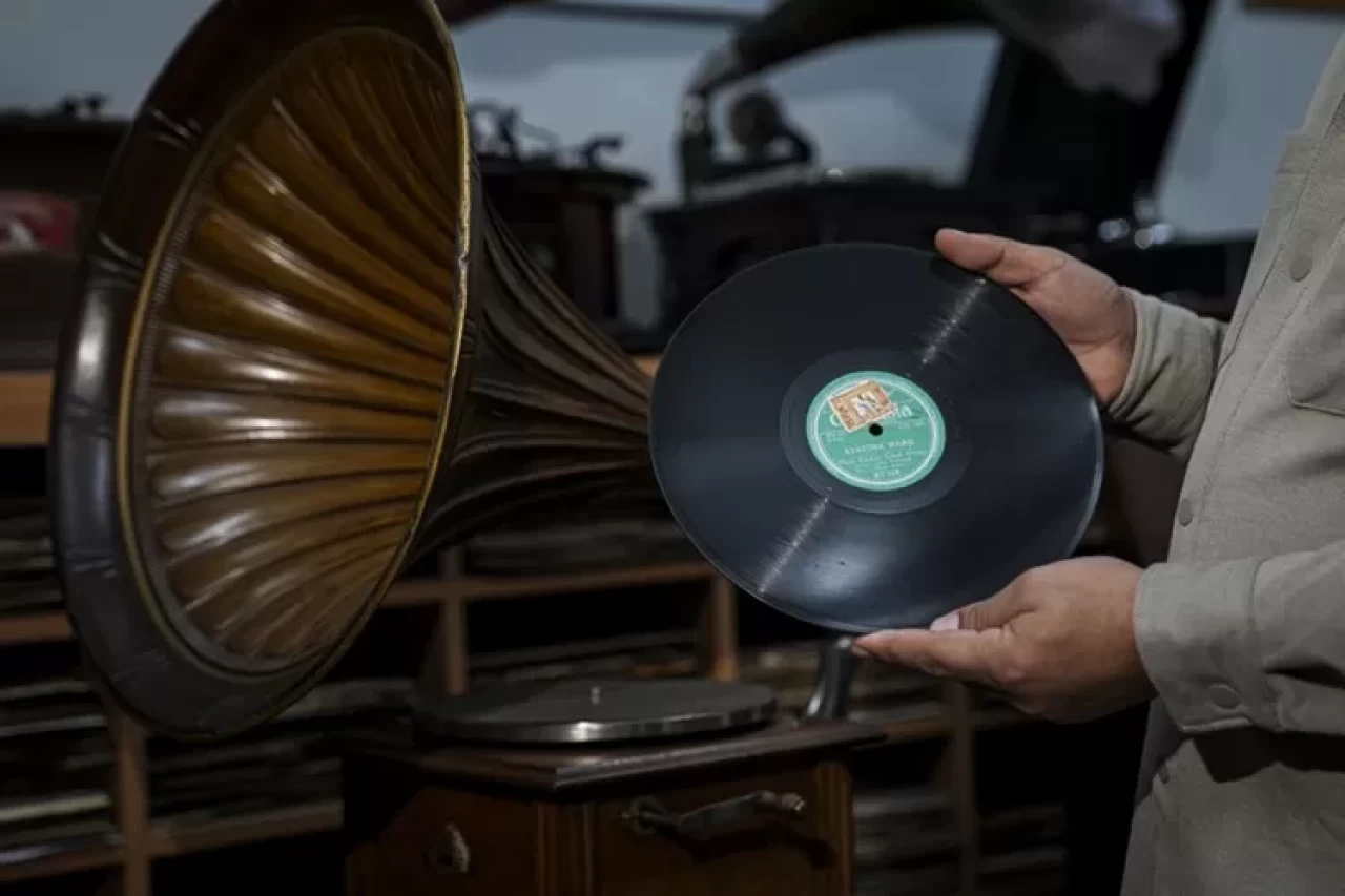 Taş plak koleksiyoncusu iki arkadaş geçmişin seslerini geleceğe taşıyor