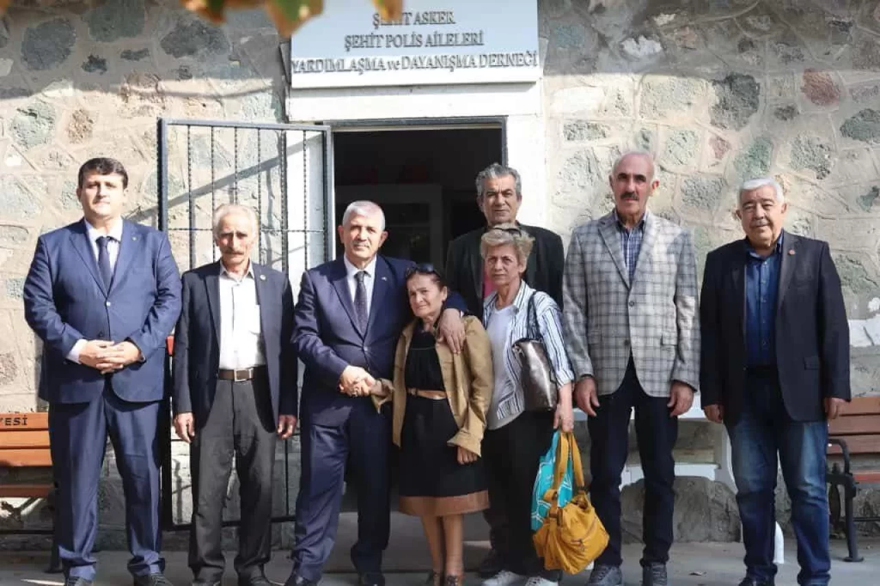 MHP İzmir’den sahada güçlü mesaj: Kapı kapı, ilçe ilçe 1100 ziyaret