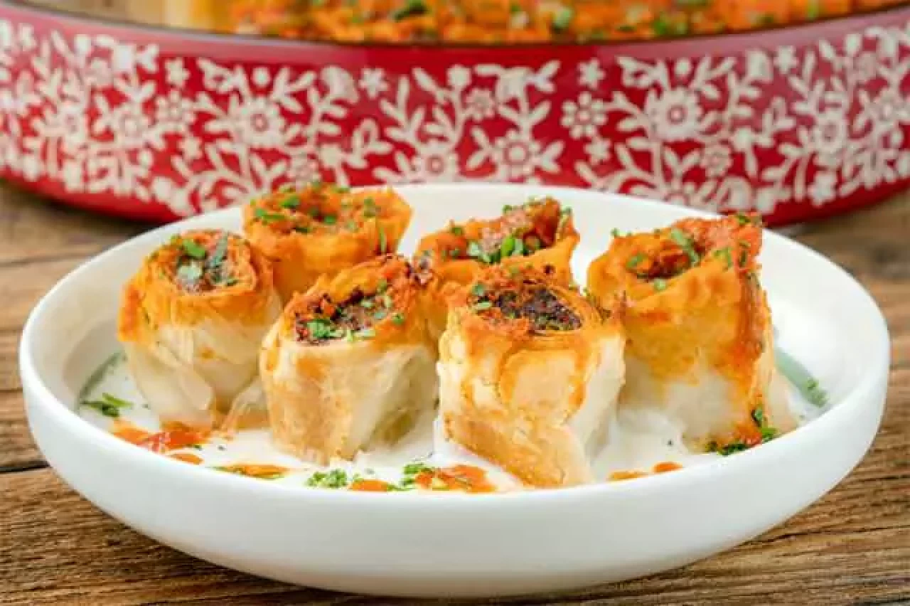 Çıtır Yufkası ve Bol Sosuyla Şahane Nezaket Kebabı Tarifi: Pratik ve Lezzetli Ana Yemek