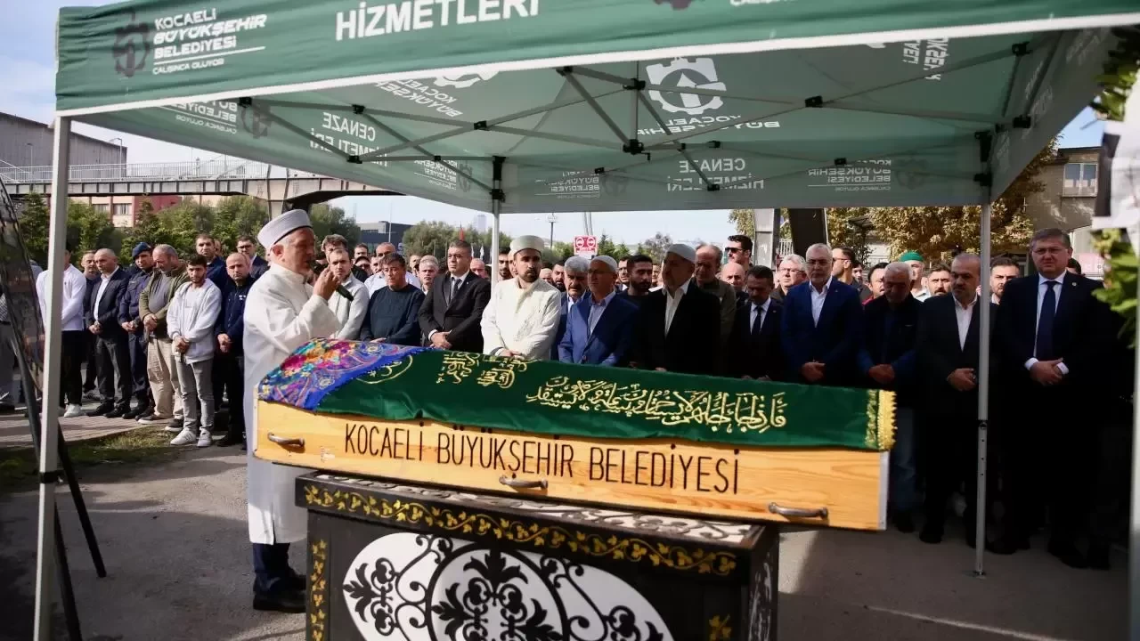 Kocaeli'deki yangında hayatını kaybeden 6 kişinin cenazesi defnedildi