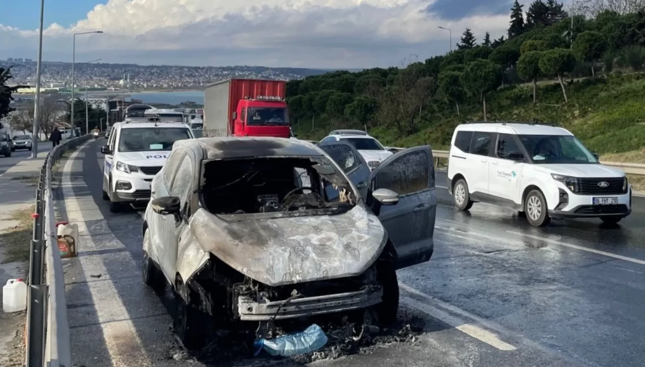 Büyükçekmece’de seyir halindeki otomobil alev aldı: Motor yangını itfaiye tarafından söndürüldü