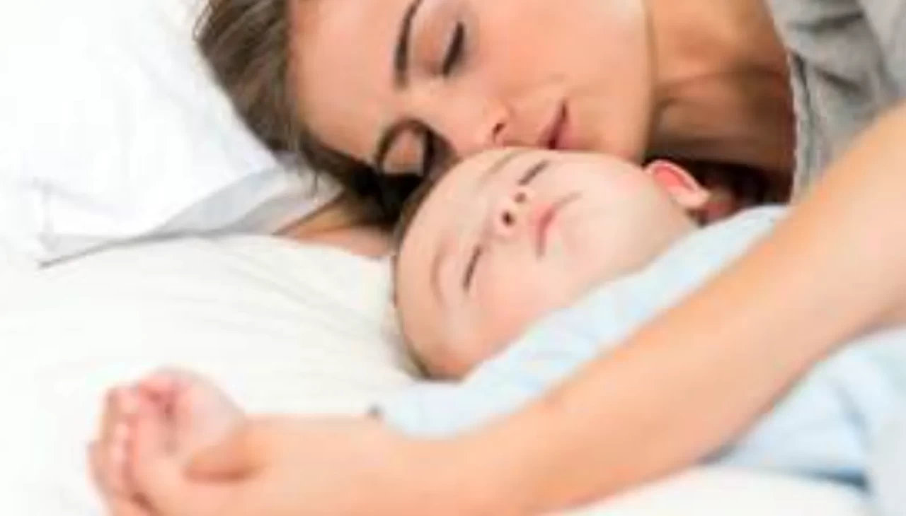 İlk ayların en büyük yanılgısı! Bebeğiniz size sarılıp uyuyorsa bu bilgileri mutlaka okuyun