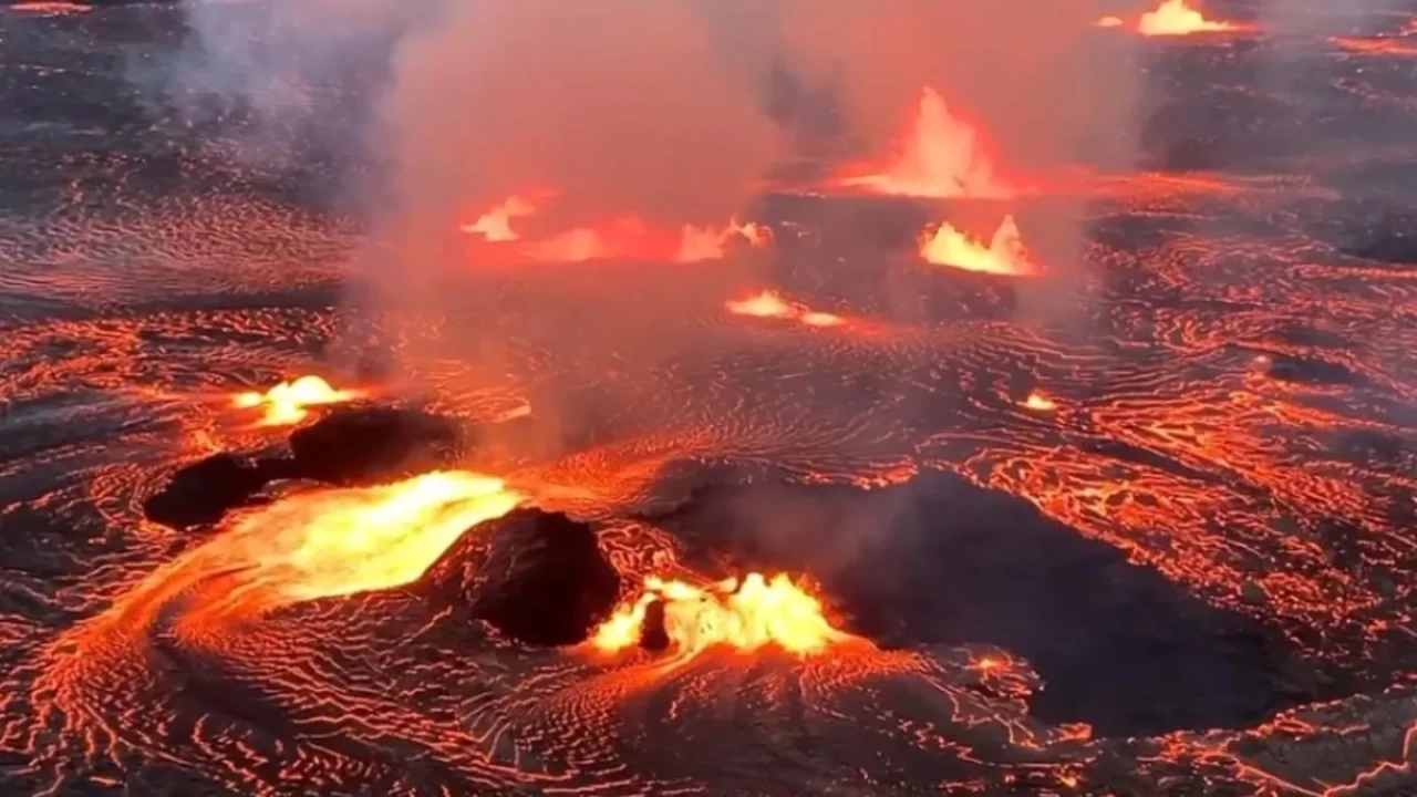 Dünyanın en aktif yanardağı patladı! Lavlar 120 metreye fırladı