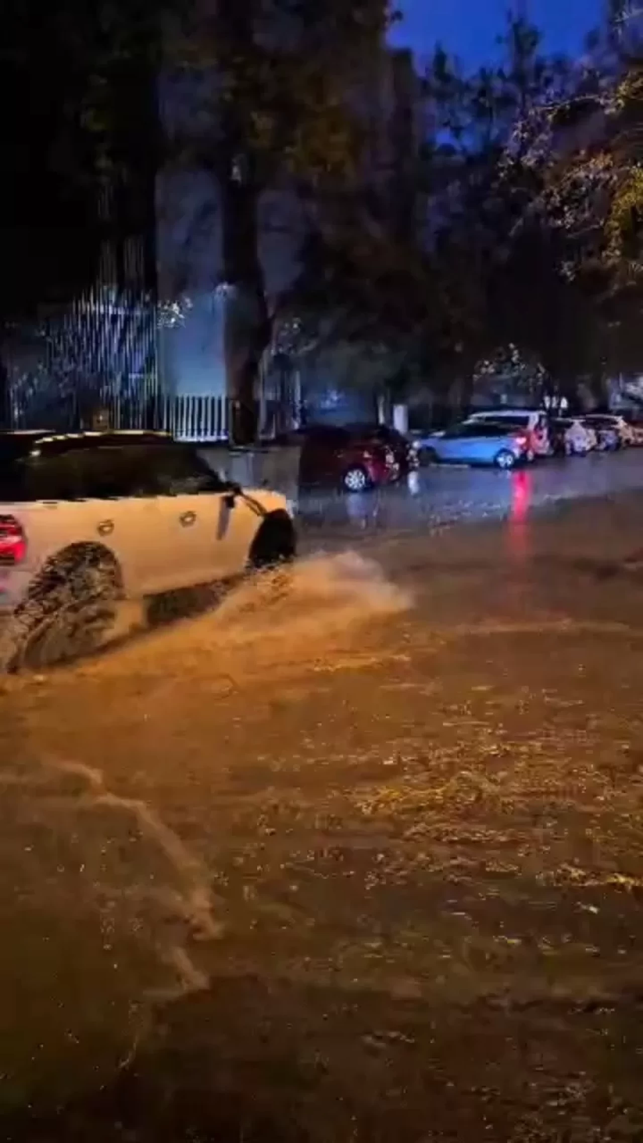 Çanakkale'de cadde ve sokaklar göle döndü