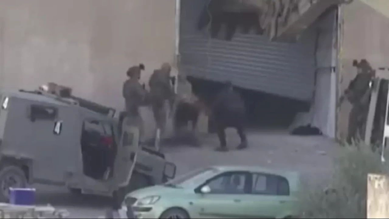 Katil İsrail güçleri ellerini havaya kaldırarak teslim olan 2 Filistinliyi infaz etti