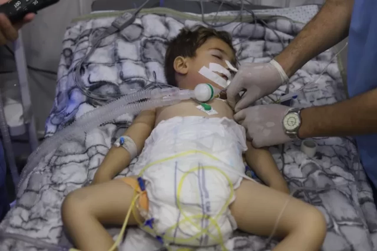 Gazze'deki hasta çocuklar, "umutsuzca" yurt dışında tedavi olacakları günü bekliyor