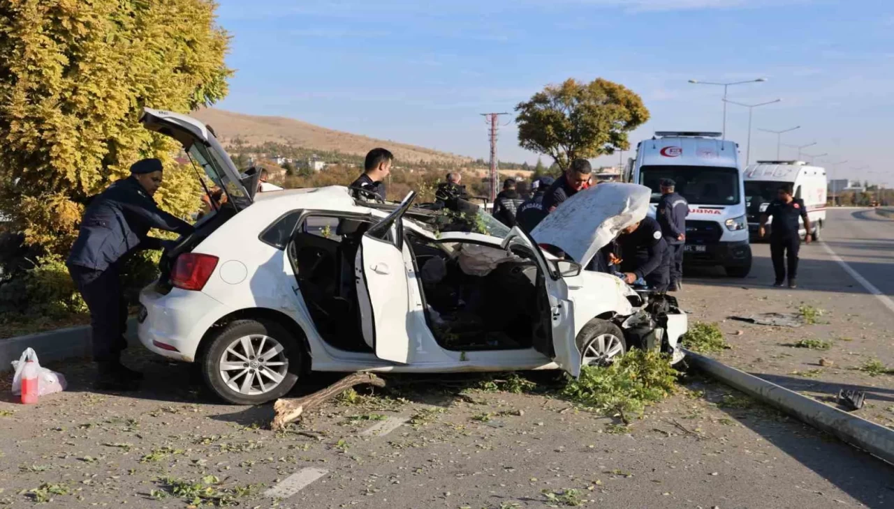 Refüje çarpan otomobilde anne ve bebeği hayatını kaybetti
