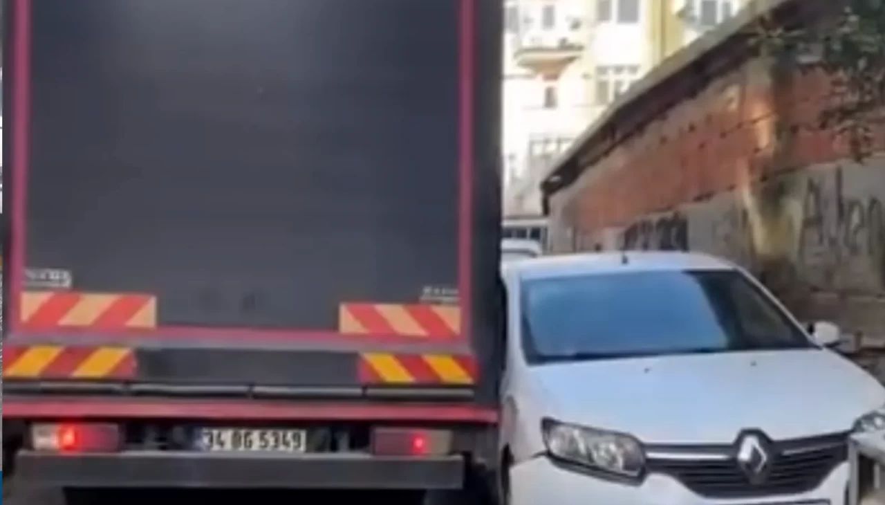 Dar sokakta skandal manevra: Geçemeyen kamyon park halindeki araçlara çarpa çarpa ilerledi