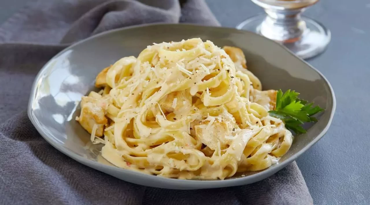 Kolay Alfredo Fettuccine Tarifi: Meşhur Makarna Alfredo Fettuccine