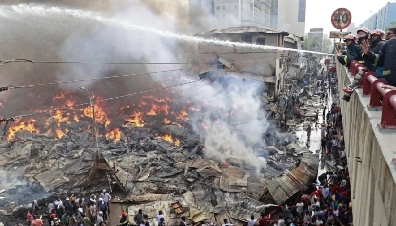 Mahalle küle döndü: Binlerce ev yandı