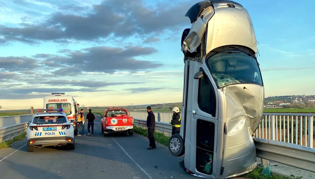 Tekirdağ’da hafif ticari araç bariyerlere çarpıp dik kaldı: 2 yaralı