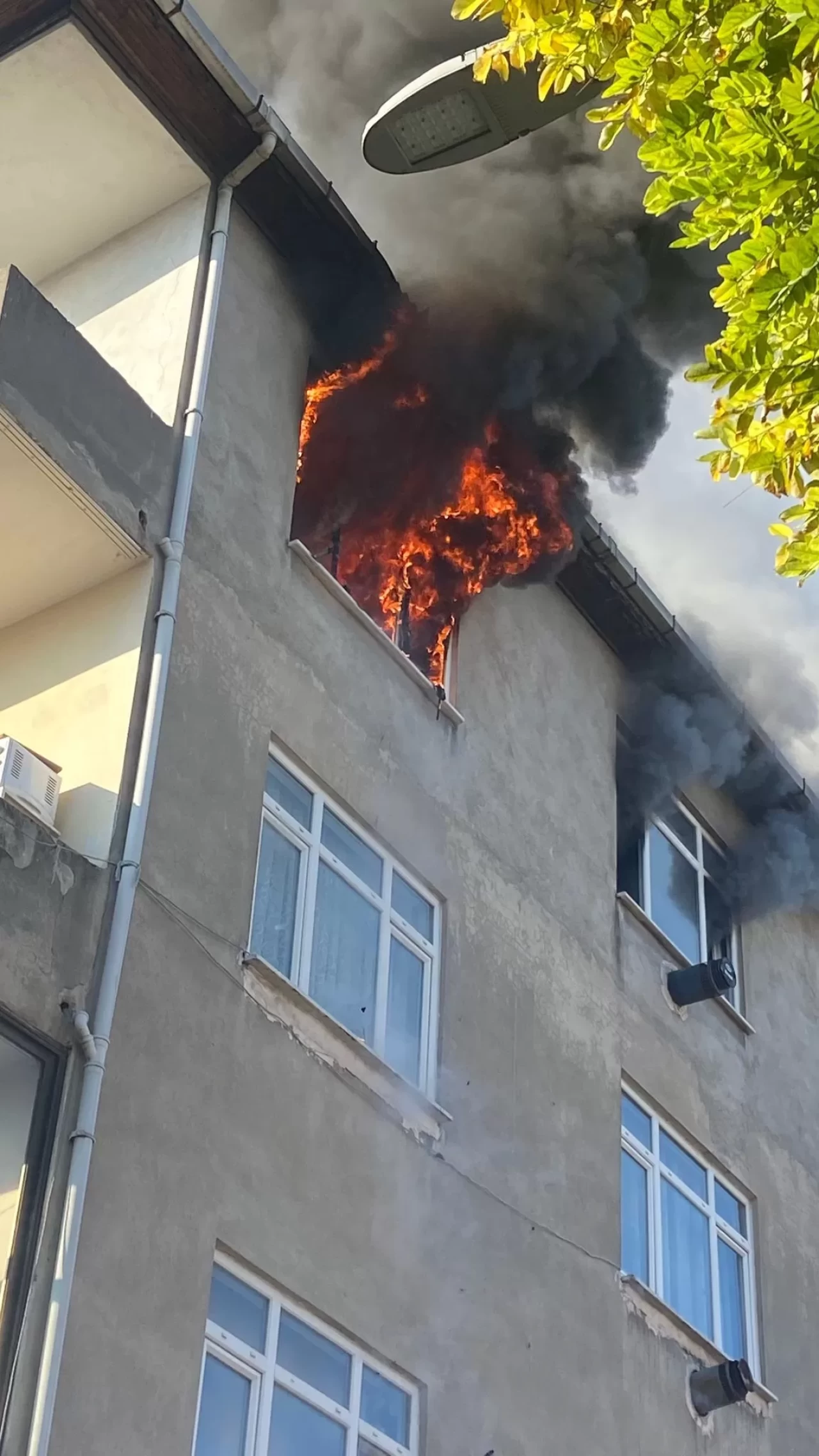Kartepe'de korkutan yangın: 4 katlı binanın en üst katı alevlere teslim oldu