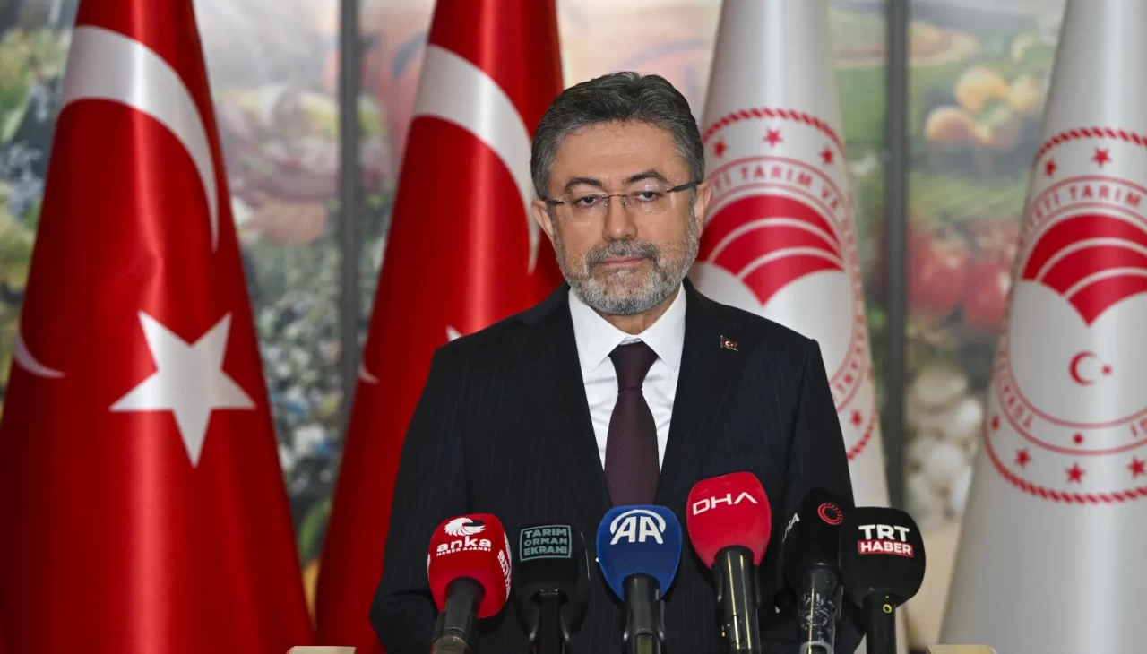 Bakan Yumaklı: İzmir'de son tüketim tarihi geçmiş 30 ton gıda ele geçirildi