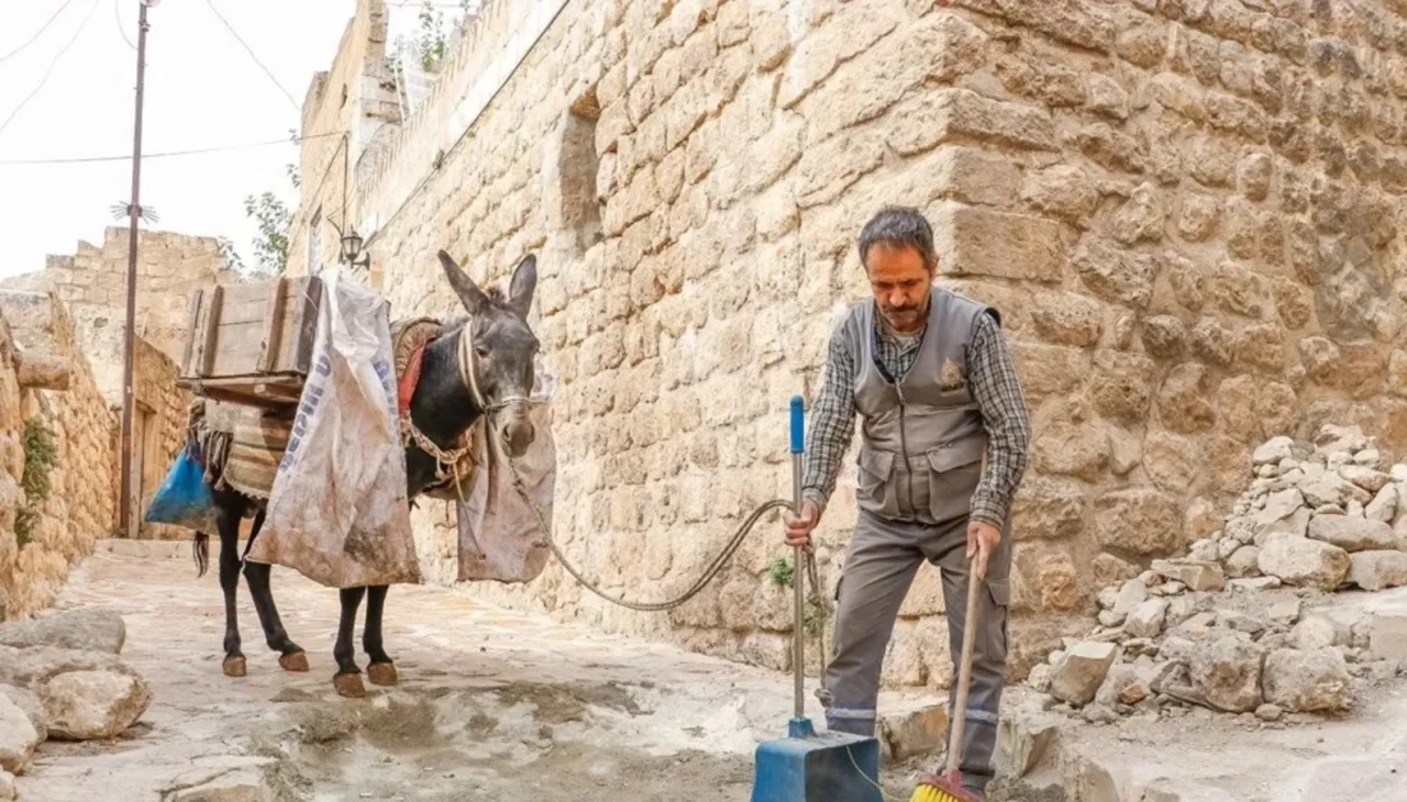 Mardin’de çöp toplayan kadrolu eşeklerin yerine paletli araç dönemi başlıyor