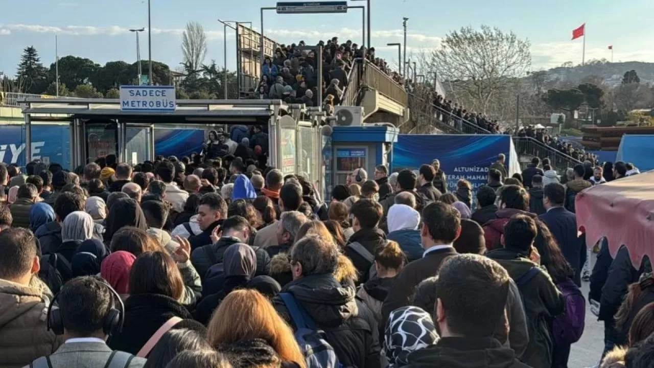 Avcılar'da metrobüs arızası! Uzun kuyruklar oluştu