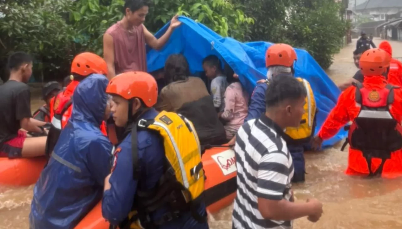 Endonezya’nın Sumatra Adası’nı sel vurdu: 10 ölü