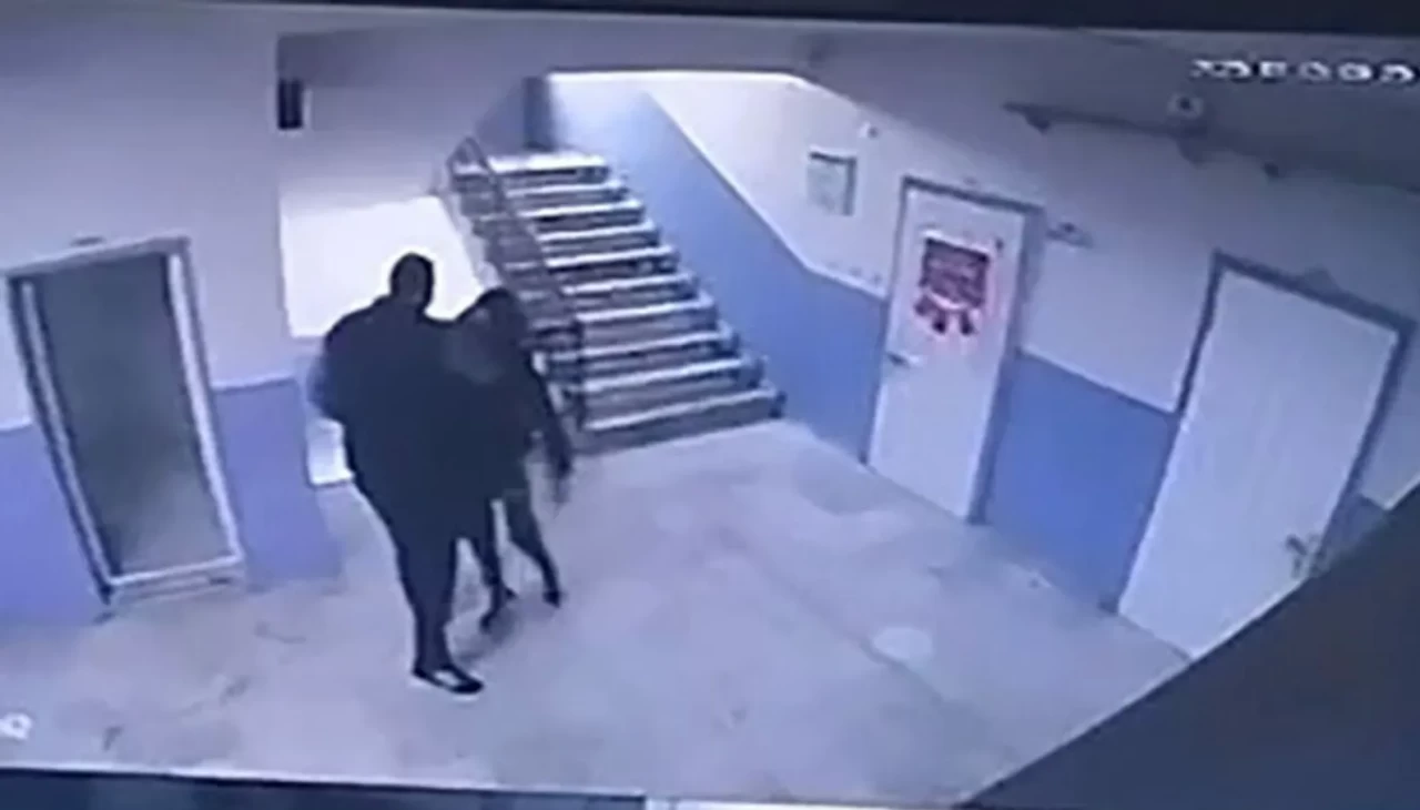 Okul müdürü otizmli öğrenciyi merdivenlerden itti