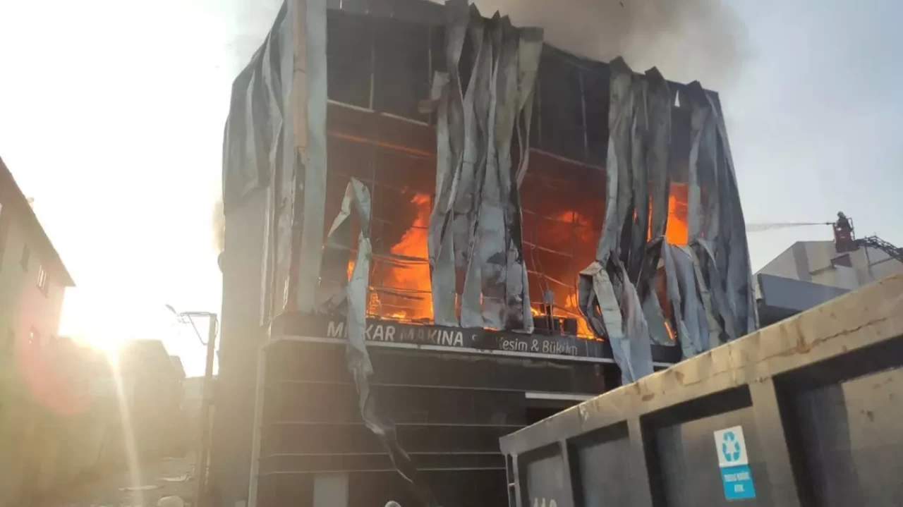 Kocaeli Dilovası’nda parfüm fabrikasında yangın! Patlama sonrası alevler yükseldi