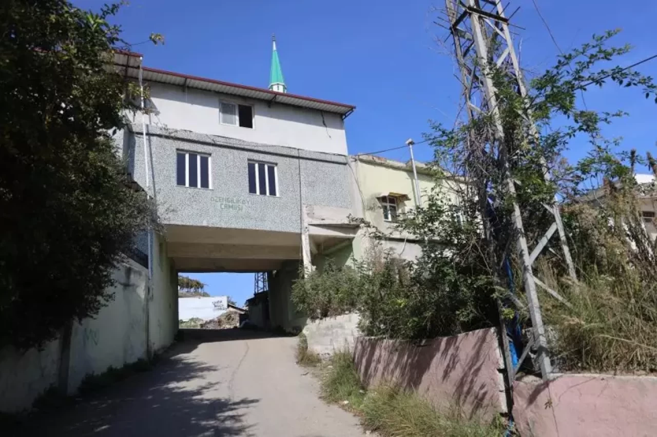 Alt geçit değil, cami geçit! Kamyonlara açık, iş makinelerine kapalı