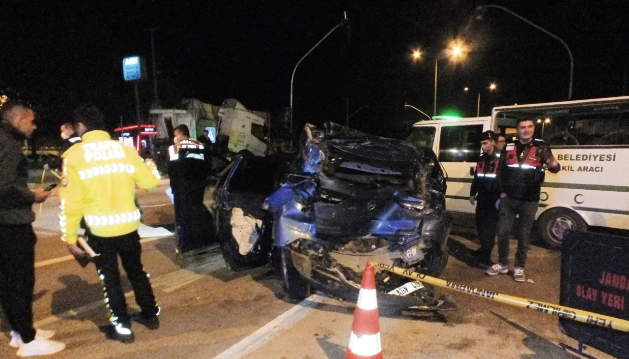 Balıkesir’de feci kaza: TIR kırmızı ışıkta bekleyen otomobile çarptı, 1 ölü 3 yaralı