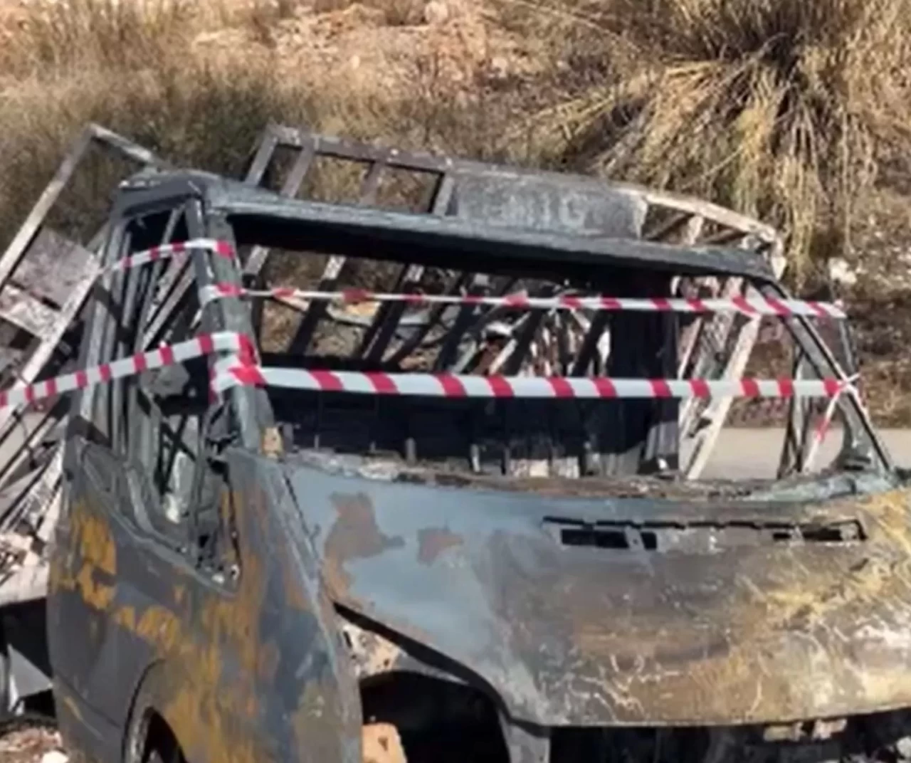 Alanya’da mutfak tüpü yüklü kamyonet alevlere teslim oldu