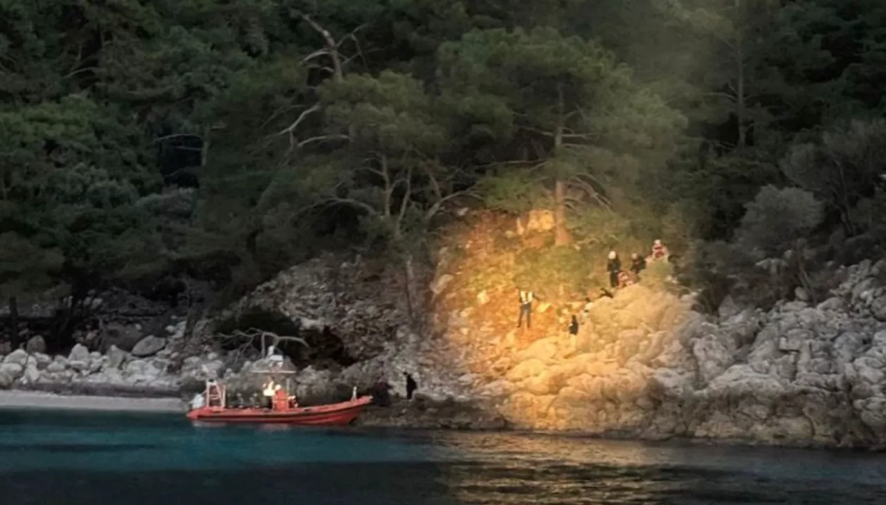 Muğla’da kayalıklarda mahsur kalan 15’i çocuk 21 kaçak göçmen kurtarıldı