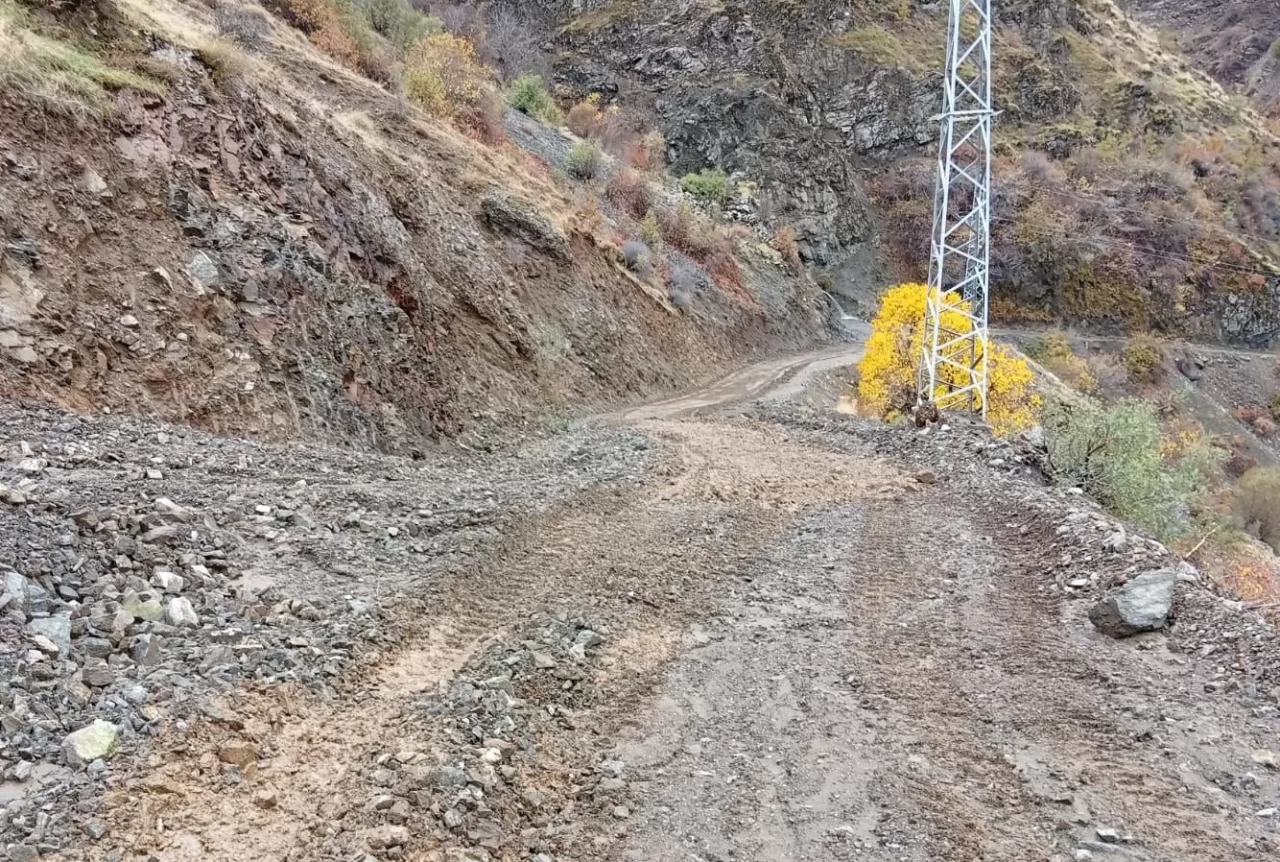Siirt'te heyelandan kapanan köy yolu ulaşıma açıldı