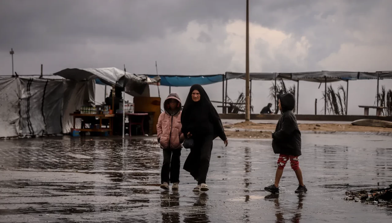 Gazze’de çadırlar su altında kaldı!