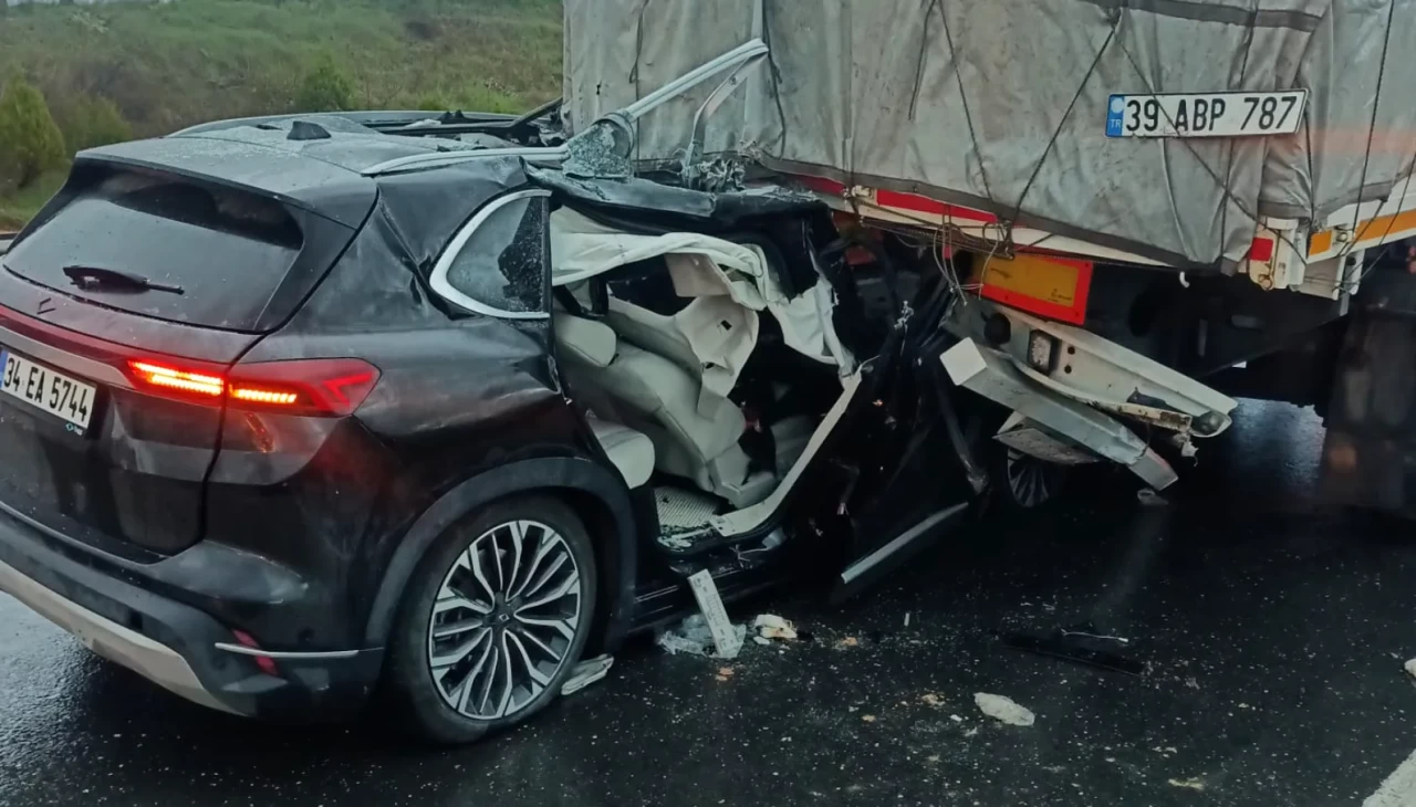 Edirne’de otomobil TIR’a çarptı: 2’si ağır, 3 yaralı