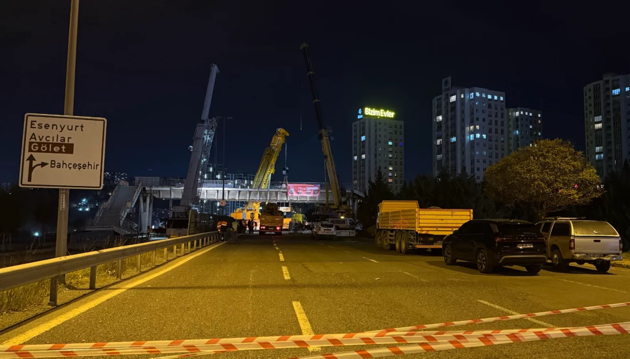 Avcılar’da iş makinesi taşıyan tır üstgeçide çarptı: yol kapandı, trafik çileye döndü