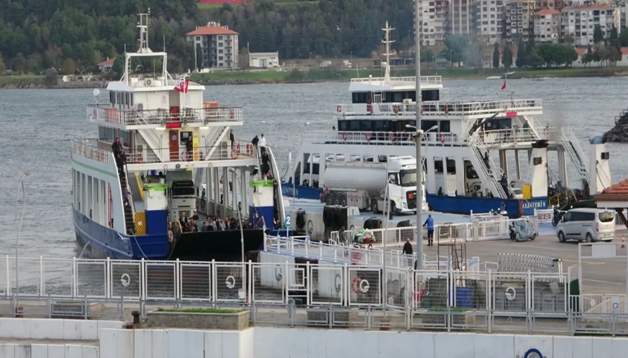 Bozcaada ve Gökçeada feribot seferleri fırtına nedeniyle iptal edildi