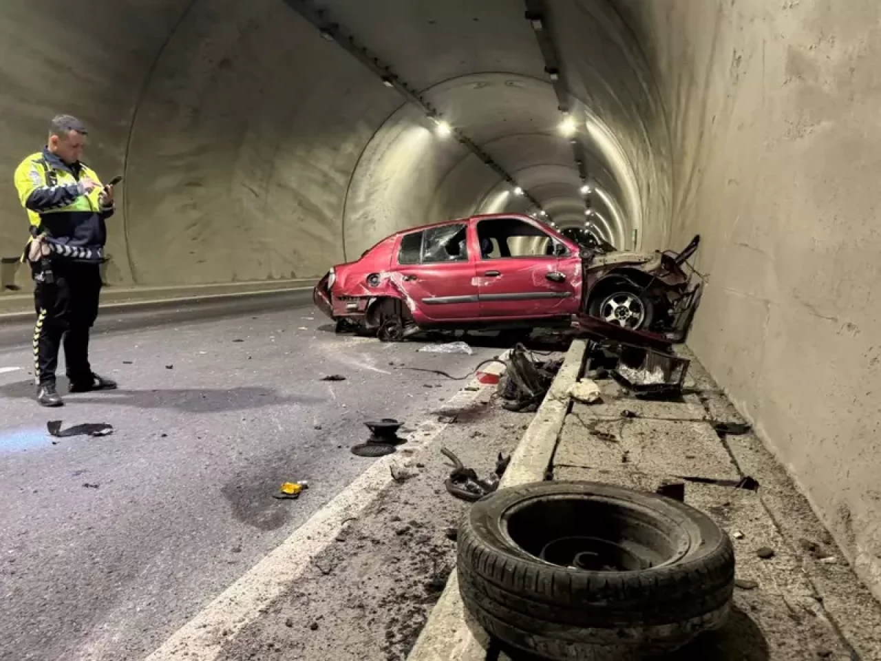 Tünelde feci kaza! Hız kadranı 200’de takılı kaldı