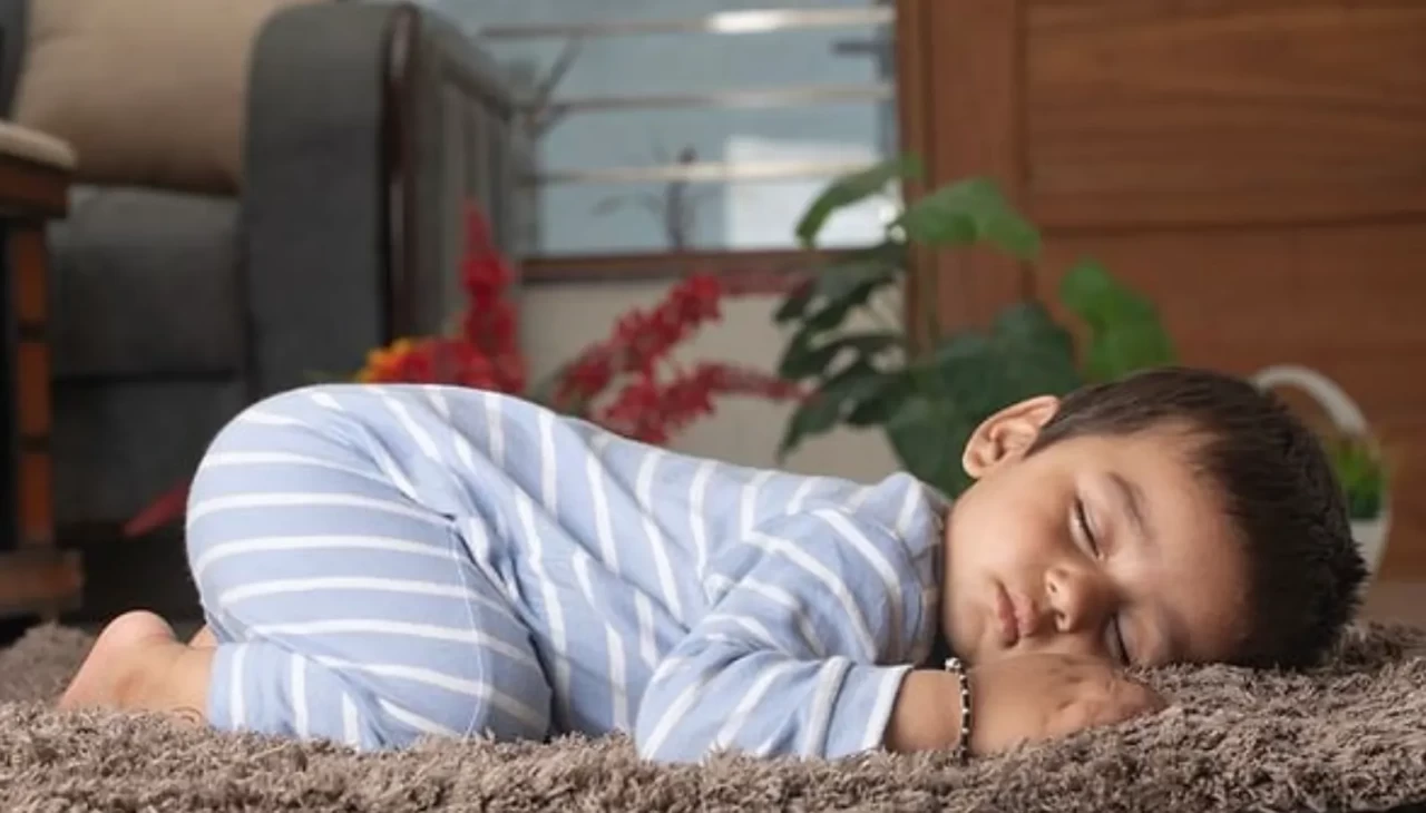 Sevimli ama anlamlı! Bebeklerin popo havada uyuma alışkanlığının gizli faydaları