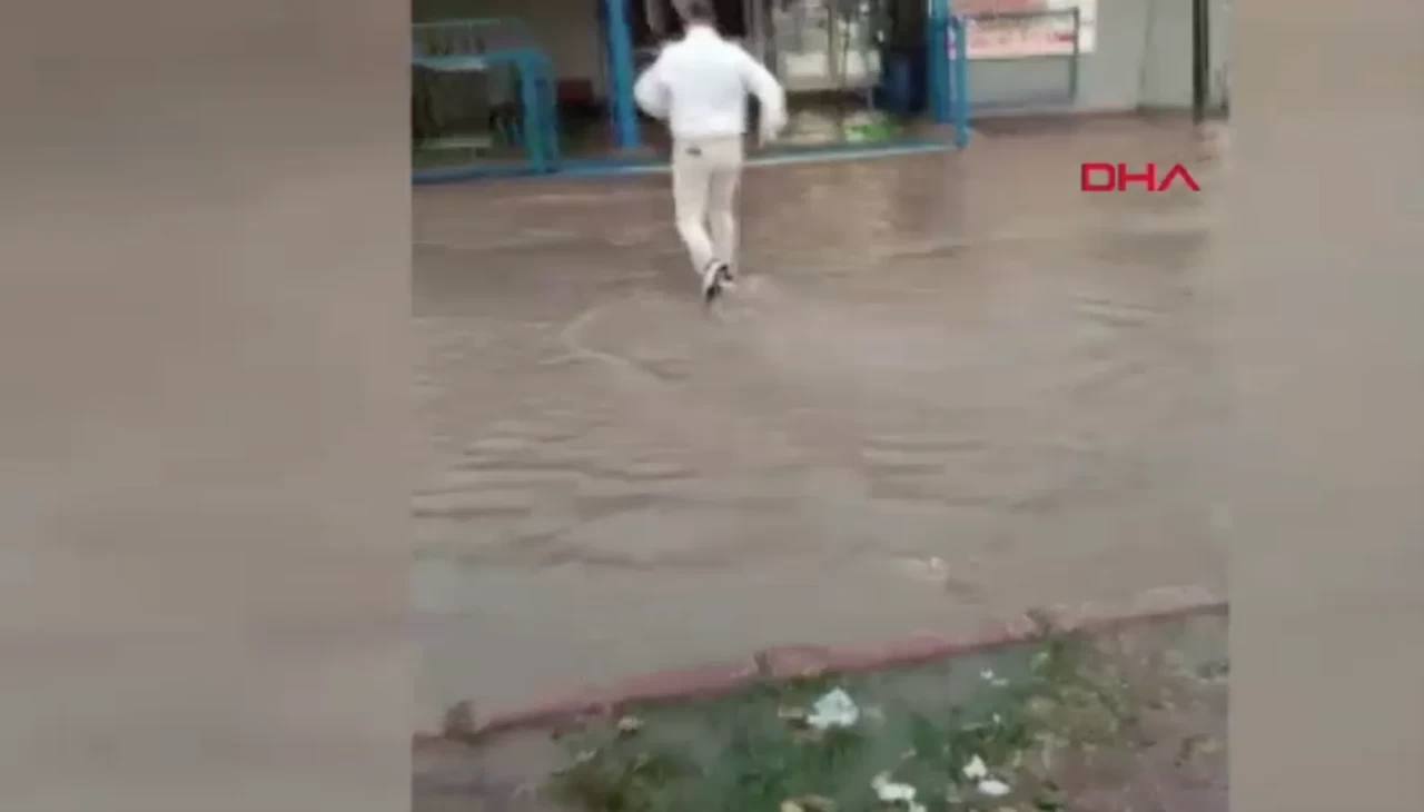 Adana’da sağanak yağış hayatı felç etti