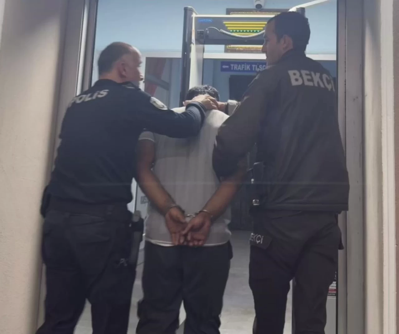 Sakarya’da JASAT’tan nokta operasyon: 2 firari yakalandı