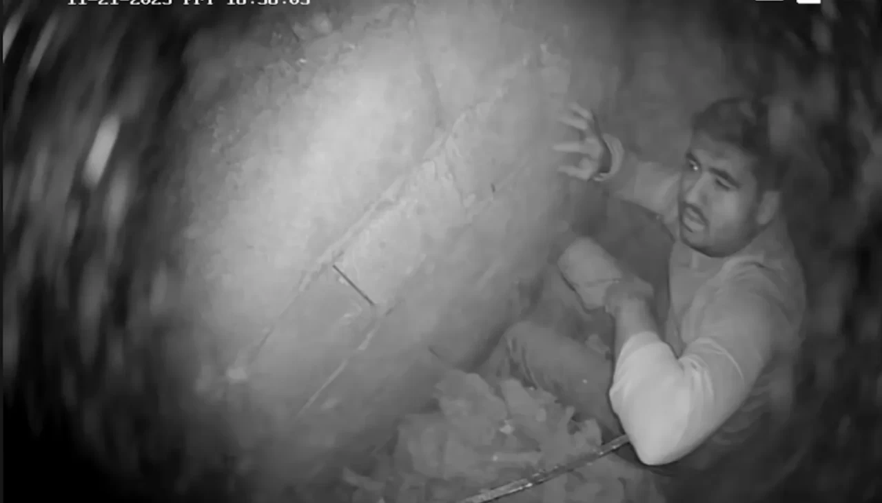 Beş katlı binanın havalandırma boşluğuna düştü: Duvar kırılarak kurtarıldı